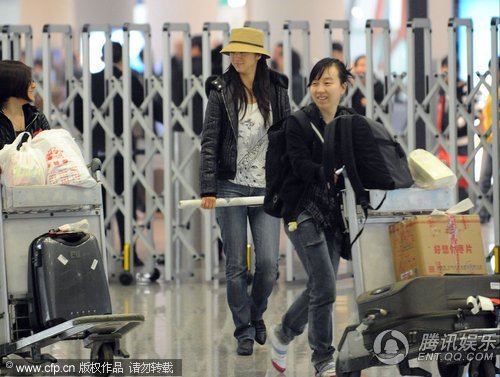 汤唯回归平民生活 素颜流连大排档无人识【图】