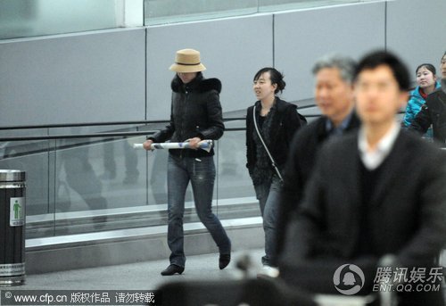 汤唯回归平民生活 素颜流连大排档无人识【图】