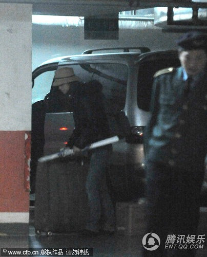 汤唯回归平民生活 素颜流连大排档无人识【图】