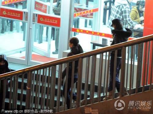 汤唯回归平民生活 素颜流连大排档无人识【图】