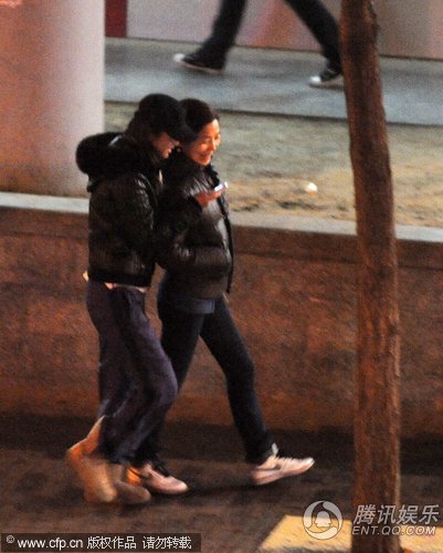 汤唯回归平民生活 素颜流连大排档无人识【图】