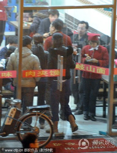 汤唯回归平民生活 素颜流连大排档无人识【图】