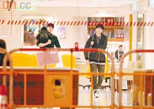 袁咏仪张智霖连夜带子看病 尽显慈父贤母本色【图】