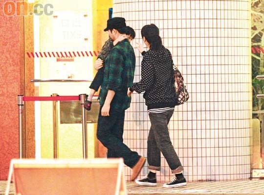 袁咏仪张智霖连夜带子看病 尽显慈父贤母本色【图】