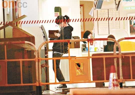 袁咏仪张智霖连夜带子看病 尽显慈父贤母本色【图】