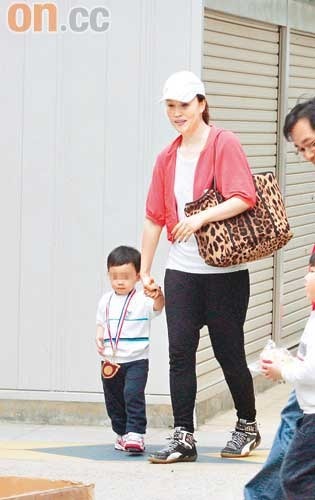 袁咏仪张智霖连夜带子看病 尽显慈父贤母本色【图】