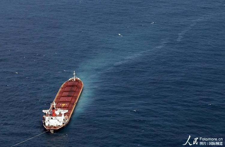 高清图:中国货轮在澳大利亚海域搁浅漏油