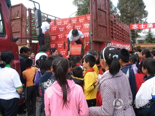 范冰冰工作室“甘霖行动” 捐三十万赴灾区送水【图】