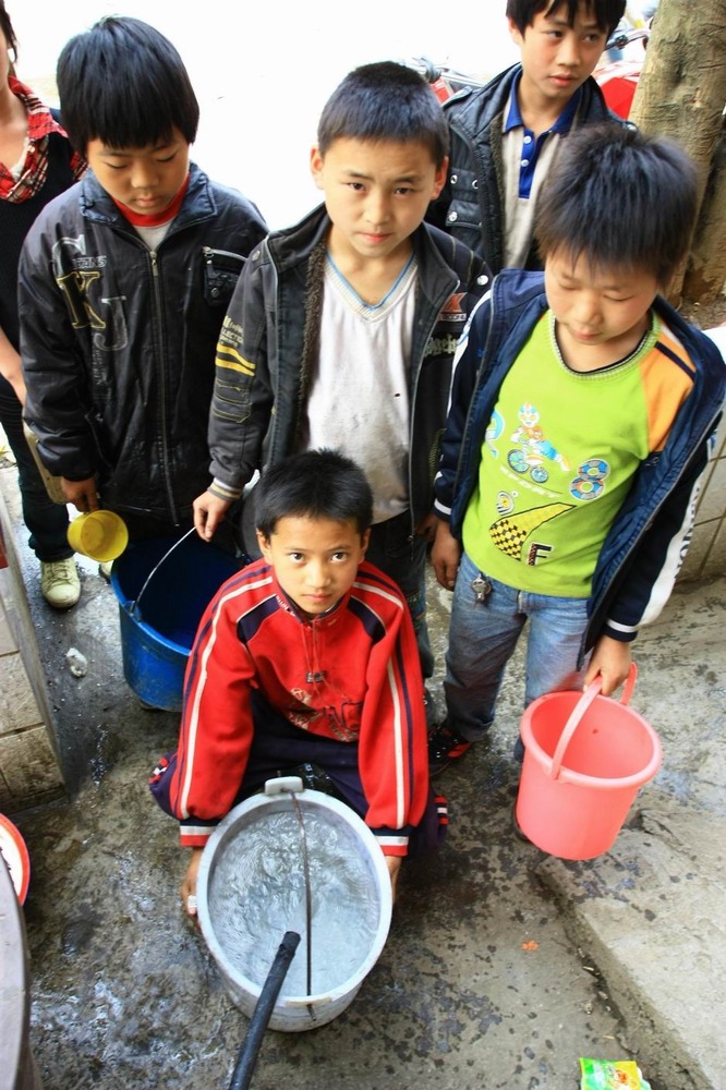 几名住校的学生在接水。