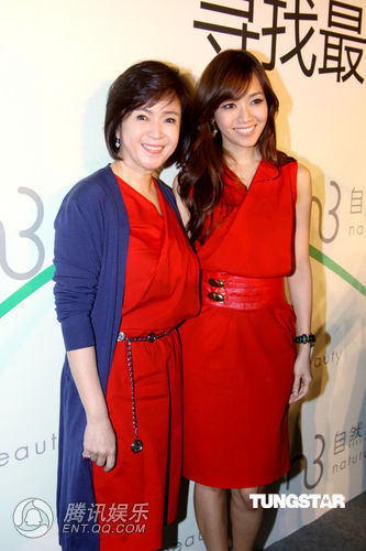 母女酷似“姐妹花” 侯佩岑谈感情满脸甜蜜【图】