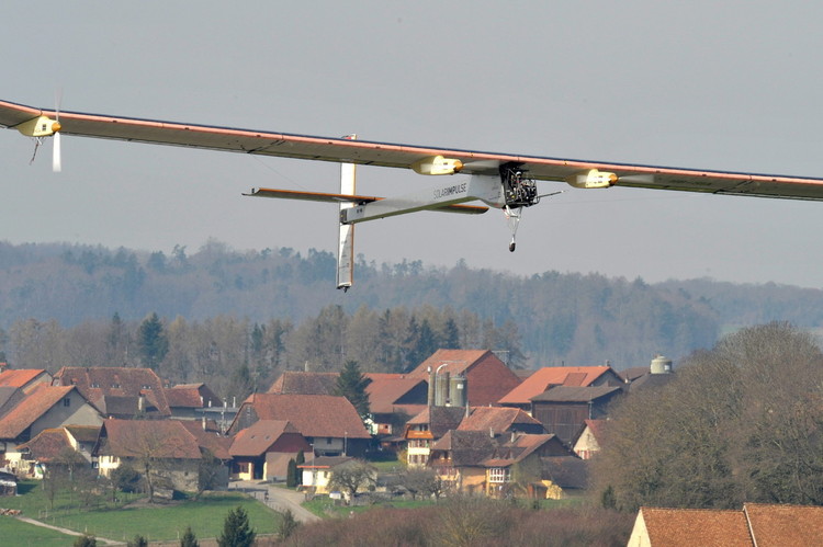 全球首架太阳能飞机“阳光动力”在瑞士西部完成首次飞行测试。版权图片，请勿转载
