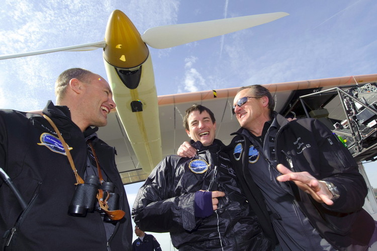 高清图:瑞士太阳能飞机完成首航