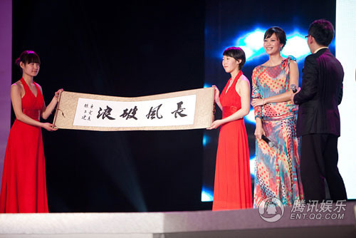 徐静蕾露肩长裙风情【图】