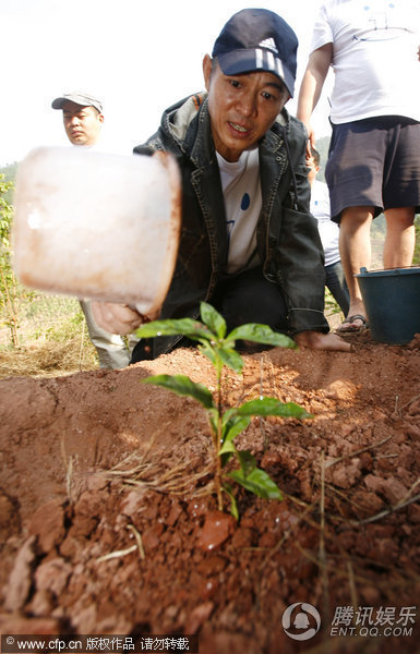 李连杰旱区赤手种咖啡苗 范冰冰捐款30万【图】