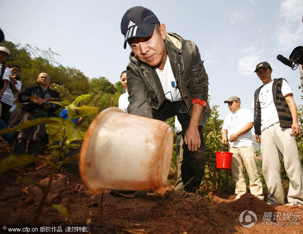 李连杰旱区赤手种咖啡苗 范冰冰捐款30万【图】