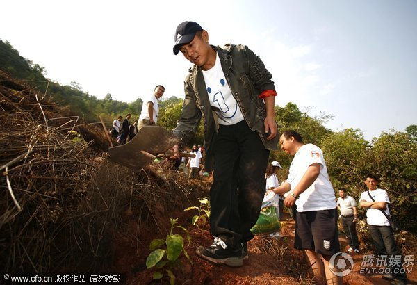 李连杰旱区赤手种咖啡苗 范冰冰捐款30万【图】