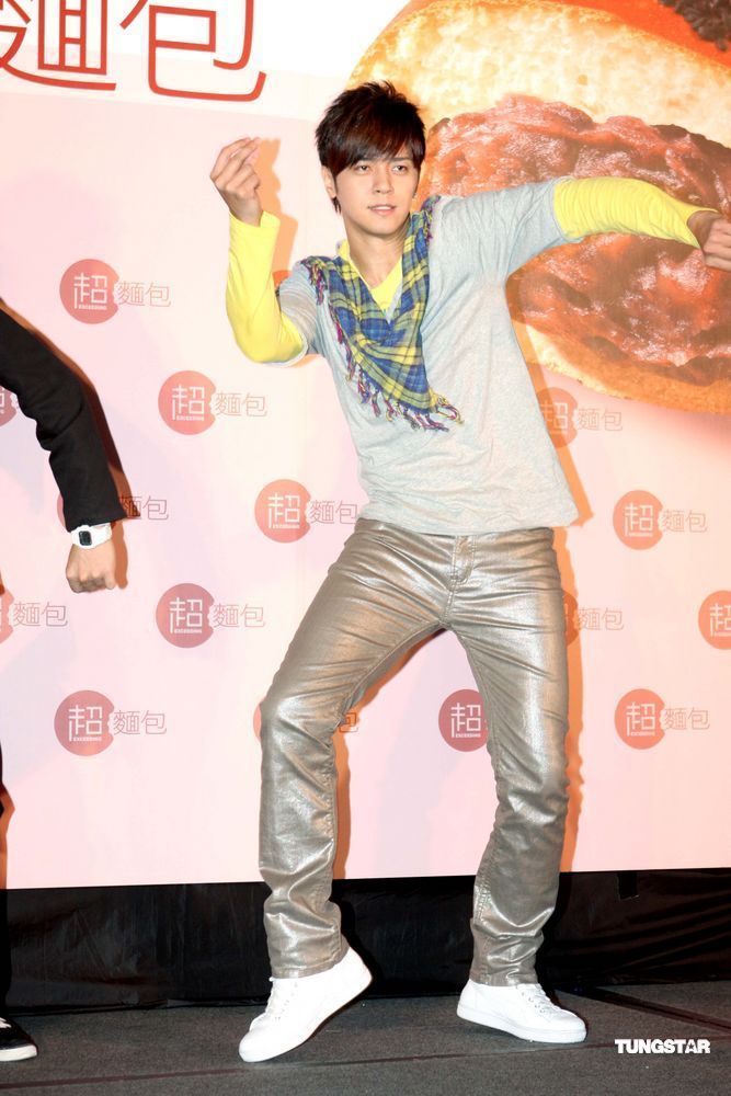 高清:罗志祥秀面包舞 为拍广告连吃50个面包【图】