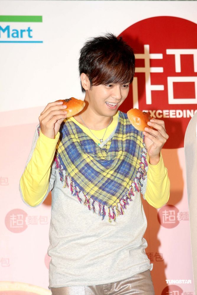 高清:罗志祥秀面包舞 为拍广告连吃50个面包【图】