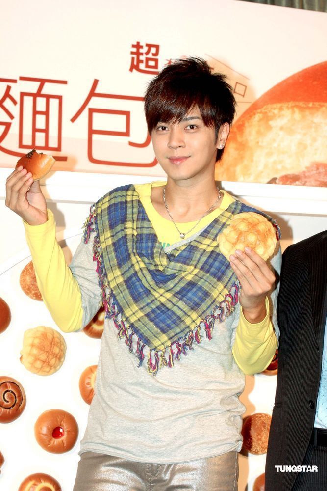 高清:罗志祥秀面包舞 为拍广告连吃50个面包【图】