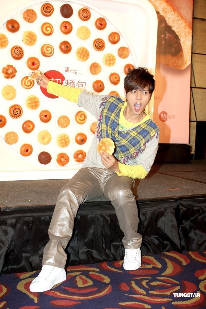 高清:罗志祥秀面包舞 为拍广告连吃50个面包【图】