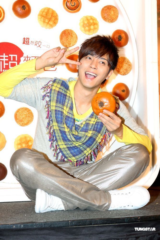 高清:罗志祥秀面包舞 为拍广告连吃50个面包【图】