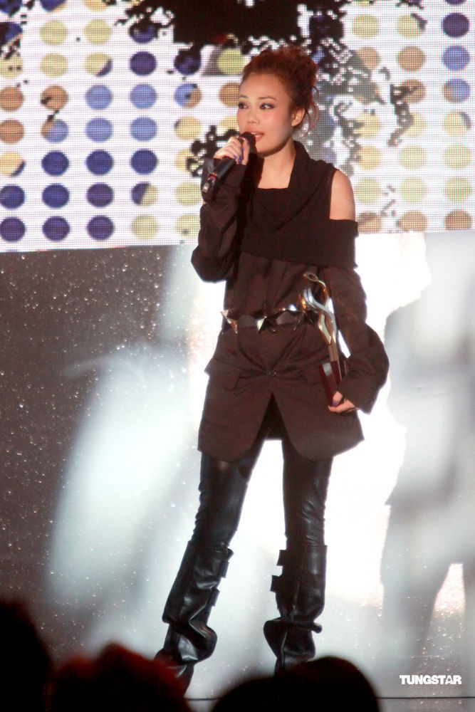 高清：容祖儿出席唱片销量奖 露肩礼服帅气性感【图】