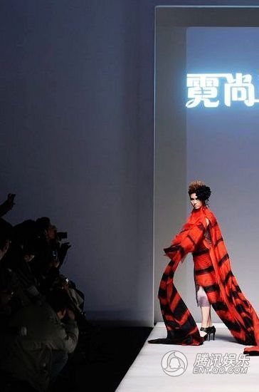 尚雯婕上海时装周压轴走秀 首登t台艳压超模【图】