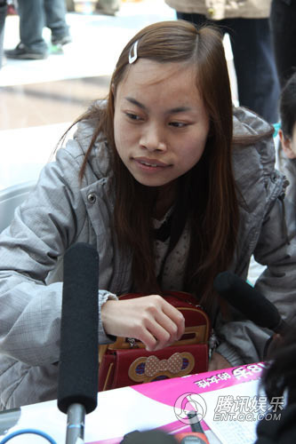 组图:凤姐现身花儿朵朵 现场横扫各路美妞_娱