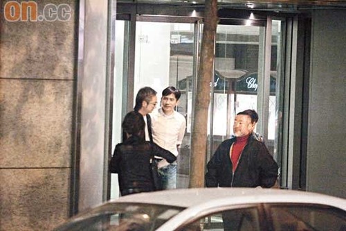 梁朝伟刘嘉玲晚膳叙天伦乐 谈造人偷笑不回应【图】