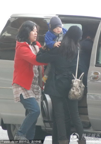 董洁素颜携爱子现身机场 发现记者速闪【图】