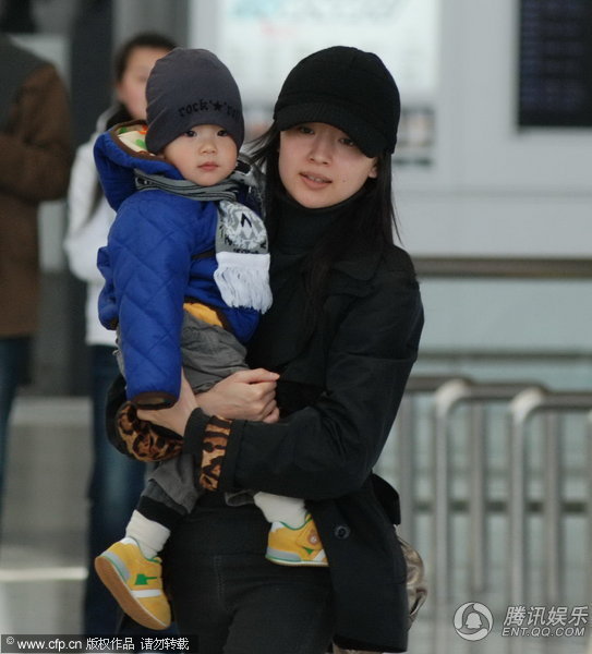 董洁素颜携爱子现身机场 发现记者速闪【图】