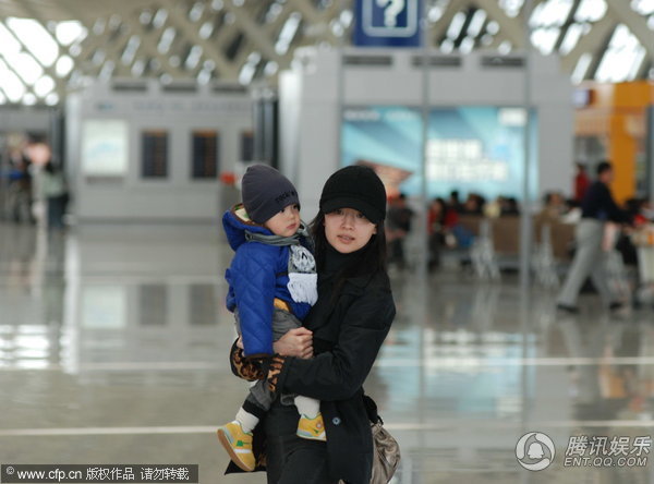 董洁素颜携爱子现身机场 发现记者速闪【图】