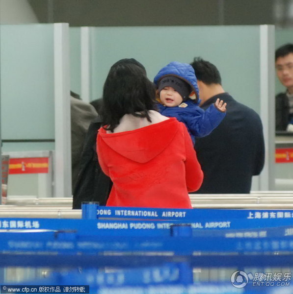 董洁素颜携爱子现身机场 发现记者速闪【图】