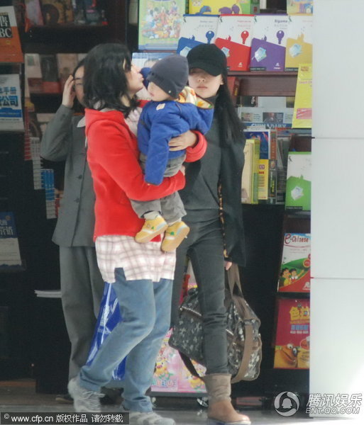 董洁素颜携爱子现身机场 发现记者速闪【图】