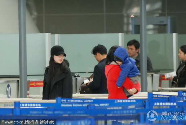董洁素颜携爱子现身机场 发现记者速闪【图】