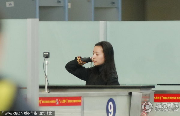 董洁素颜携爱子现身机场 发现记者速闪【图】