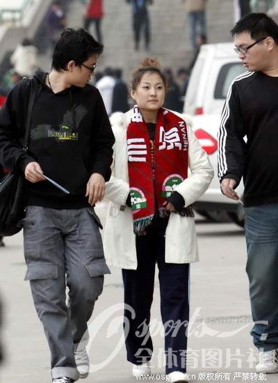 组图:中超河南将战辽宁 美女球迷助威中原军