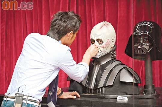 古天乐跟电影模型谈心 收集成痴公开展览【图】