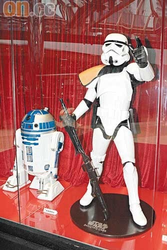 古天乐跟电影模型谈心 收集成痴公开展览【图】