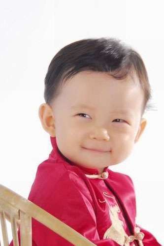 组图:王刚大秀儿子照片 儿子就是一个小和珅