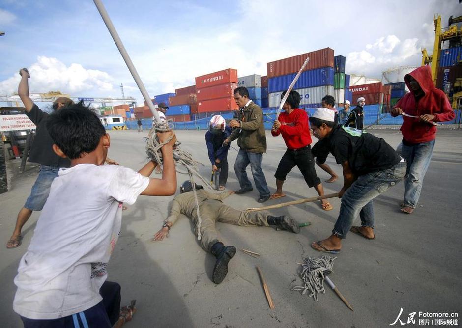 高清图:印尼因墓地拆迁暴警民冲突90人受伤