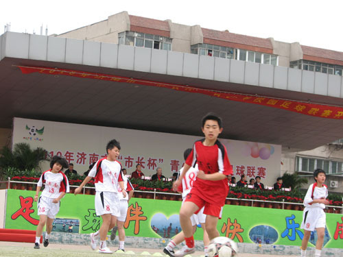 济南校园足球赛全面开赛 规模参赛人数创新高