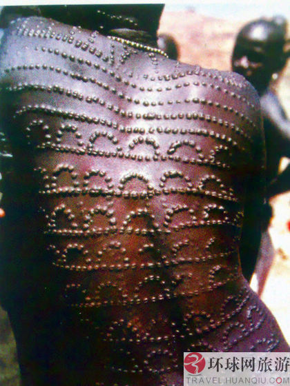 组图:网友苏丹归来 亲历恐怖的刺面纹身_国外