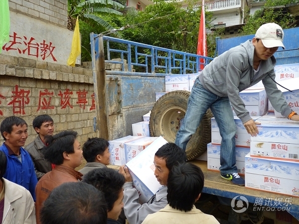 爱心送水西南行 王宝强贵州献爱心【图】