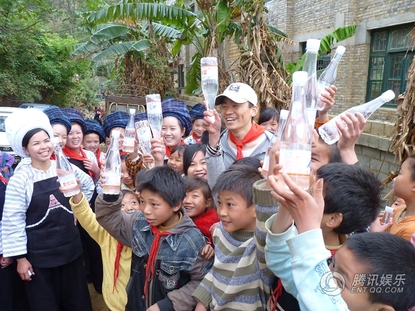 爱心送水西南行 王宝强贵州献爱心【图】