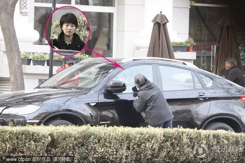 马伊琍文章驾百万豪车 冷眼旁观守门乞丐【图】