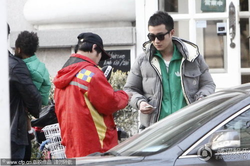 马伊琍文章驾百万豪车 冷眼旁观守门乞丐【图】