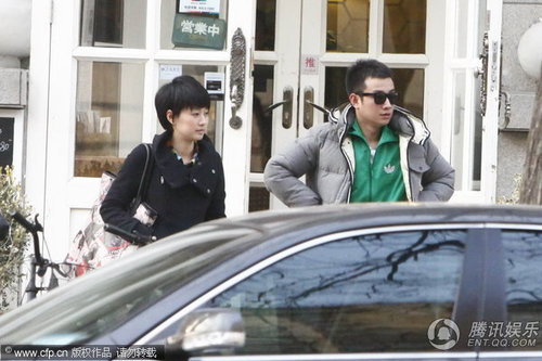 马伊琍文章驾百万豪车 冷眼旁观守门乞丐【图】