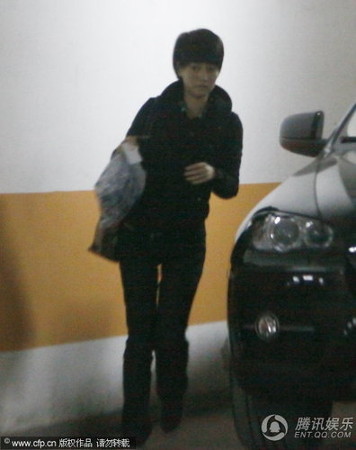 马伊琍文章驾百万豪车 冷眼旁观守门乞丐【图】