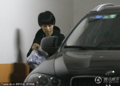 马伊琍文章驾百万豪车 冷眼旁观守门乞丐【图】